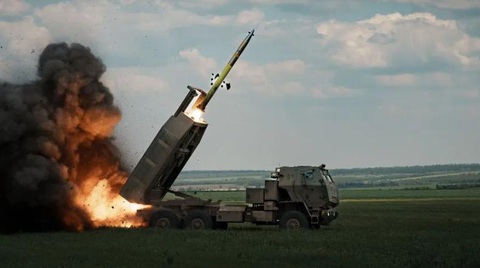 Một chiếc M142 HIMARS do Mỹ cung cấp và sản xuất được quân đội Ukraine sử dụng để phóng tên lửa. - Ảnh: THE KYIV INDEPENDENT Một chiếc M142 HIMARS do Mỹ cung cấp và sản xuất được quân đội Ukraine sử dụng để phóng tên lửa - Ảnh: THE KYIV INDEPENDENT