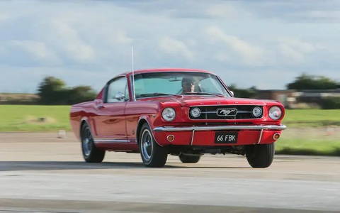10 mẫu xe biểu tượng, cũ kỹ cỡ nào vẫn được săn đón- Ảnh 5. Ford Mustang (1964) - Khi Ford ra mắt Mustang vào năm 1964, họ chắc chắn không ngờ rằng dòng xe này lại trở thành một trong những biểu tượng của làng xe Mỹ trước cả khi bước sang thập kỷ 1970. Doanh số kỳ vọng 100.000 xe trong năm đầu bị vượt qua chỉ sau 3 tháng nhờ ngày đầu bùng nổ với 22.000 đơn hàng - Ảnh: Autocar
