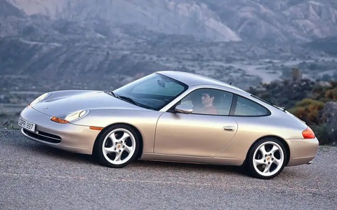 10 mẫu xe biểu tượng, cũ kỹ cỡ nào vẫn được săn đón- Ảnh 6. Porsche 911 (1963) - Thiết kế không tuổi của 911 đã tồn tại 60 năm với không nhiều thay đổi lớn được thực hiện. Dù không còn là chủ lực gồng gánh doanh số Porsche, 911 vẫn là cái tên không thể thay thế về mặt hình ảnh của thương hiệu Đức - Ảnh: Autocar