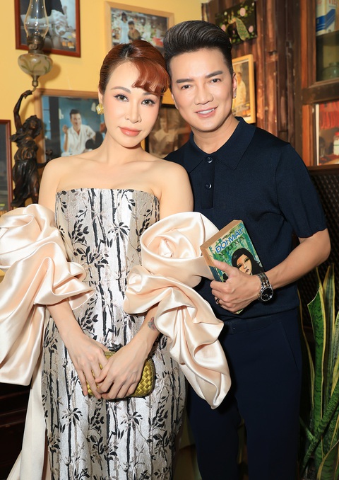 Dàn sao hóa 'người xưa' chúc mừng Đàm Vĩnh Hưng ra mắt album Cho cuộc tình đã mất- Ảnh 13. Uyên Linh khoe vai trần gợi cảm bên đàn anh.
