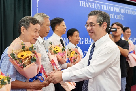 TP.HCM biểu dương 96 đảng viên tiêu biểu năm 2023- Ảnh 1. Phó bí thư Thành ủy TP.HCM Nguyễn Phước Lộc biểu dương các đảng viên tiêu biểu - Ảnh: HỮU HẠNH