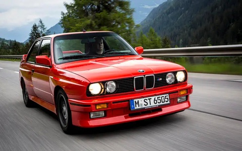 10 mẫu xe biểu tượng, cũ kỹ cỡ nào vẫn được săn đón- Ảnh 8. BMW M3 (1985) - M3 khởi đầu với tham vọng tham gia làng đua touring của thương hiệu chủ quản. Tuy nhiên, tới giờ dòng xe này đã gây dựng được tập khách hàng phổ thông trung thành cực kỳ vững chắc. Khả năng kết hợp sự sang trọng, tiện nghi với vận hành thể thao đỉnh cao ở tầm giá chấp nhận được là ưu điểm của M3. Nhờ vậy, dòng tên này trở thành biểu tượng của Máy lái tối thượng (The Ultimate Driving Machine) - slogan lừng lẫy một thời của BMW - Ảnh: Autocar