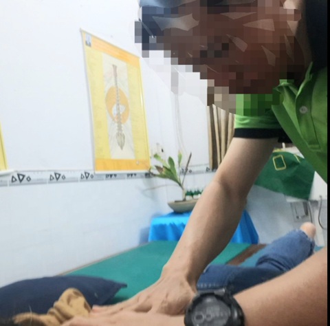 ‘Thầy’ chữa vô sinh bằng bấm huyệt, truyền năng lượng: Môn ‘lưu hành nội bộ’- Ảnh 1. Ông H.T.Đ. kiểm tra tình trạng tử cung của phóng viên bằng cách day các đốt sống trên lưng - Ảnh: THU HIẾN