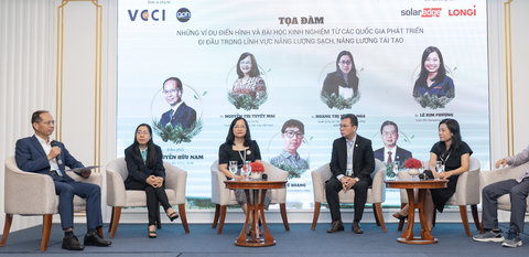 Dệt may Việt Nam chật vật trước 'tiêu chuẩn xanh' của các nước phát triển- Ảnh 1. Các diễn giả thảo luận về các thách thức và giải pháp chuyển đổi xanh cho doanh nghiệp dệt may - Ảnh: BTC