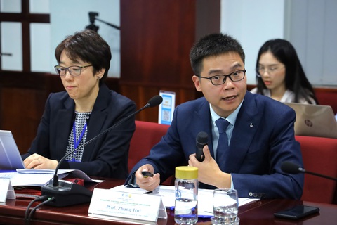 Nhiều nước mở đường người dân đòi 'công lý khí hậu'- Ảnh 2. Giáo sư Zhang Hui chia sẻ về các quy định pháp lý liên quan đến khí hậu, môi trường tại Trung Quốc - Ảnh: PHƯƠNG LINH