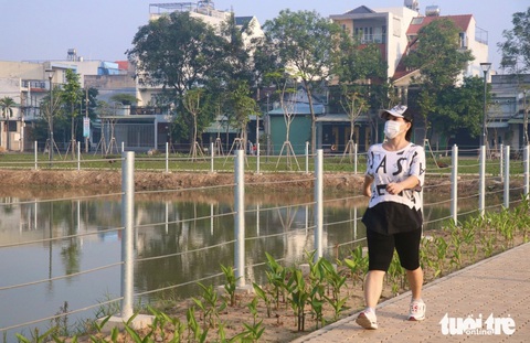 Bình Tân chính thức không còn hộ nghèo 'thiếu hụt nhiều chỉ số'- Ảnh 1. Người dân đi bộ thể dục ở công viên lớn nhất Bình Tân vừa khánh thành - Ảnh: CẨM NƯƠNG