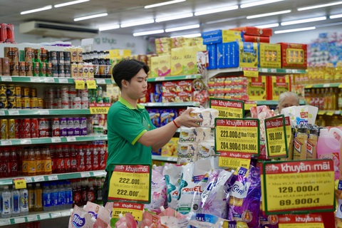 Co.op Food tưng bừng tung chuỗi sự kiện lớn mừng tuổi 15- Ảnh 4. Nhân viên châm hàng ở khu vực khuyến mãi.