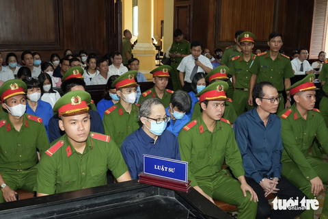 Cựu giám đốc Bệnh viện TP Thủ Đức lãnh 21 năm tù- Ảnh 2. Cựu giám đốc Bệnh viện TP Thủ Đức (hàng đầu, thứ hai từ trái) cùng các đồng phạm tại tòa - Ảnh: HỮU HẠNH