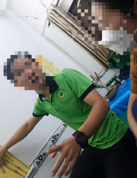 Thanh tra Sở Y tế TP.HCM vào cuộc vụ 'thầy' khoe chữa vô sinh bằng bấm huyệt, truyền năng lượng- Ảnh 1. Sau khi day các đốt sống cho phóng viên, ông H.T.Đ. kết luận tử cung bị lạnh dẫn đến vô sinh, hiếm muộn - Ảnh: THU HIẾN