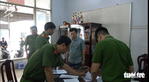 Bắt cựu đăng kiểm viên nhận hối lộ ở Long An- Ảnh 1. Lực lượng công an khám xét nơi Vũ từng làm việc - Ảnh: A.X