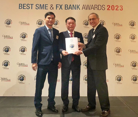 VietinBank tiếp tục là ngân hàng cung cấp dịch vụ ngoại hối tốt nhất- Ảnh 1. VietinBank lần thứ được trao giải thưởng ‘Ngân hàng cung cấp dịch vụ ngoại hối tốt nhất Việt Nam' - Ảnh: VTB