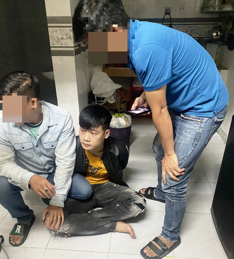 Một nghi phạm hai lần cướp tiền phụ nữ, bắt nạn nhân cởi đồ chụp hình- Ảnh 1. Nghi phạm bị các trinh sát bắt giữ - Ảnh: H.B.