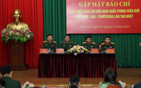 Lần đầu tiên giao lưu hữu nghị quốc phòng biên giới Việt Nam - Lào - Campuchia- Ảnh 1. Gặp mặt báo chí giới thiệu giao lưu hữu nghị quốc phòng biên giới Việt Nam - Lào - Campuchia lần thứ nhất - Ảnh: MẠNH HÙNG