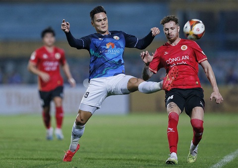 CLB Quy Nhơn Bình Định lại đổi tên- Ảnh 1. CLB MerryLand Quy Nhơn Bình Định (trái) trong trận mở màn V-League 2023-2024 với Công An Hà Nội - Ảnh: VPF