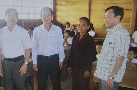 Oknha Leng RiThy (phải) và ông Hai Thuận (thứ hai từ trái sang) thăm lớp học do Công ty CPCS Đồng Nai Kratie mở tại tỉnh Kratie, Campuchia gần 10 năm trước - Ảnh: Công ty CPCS Đồng Nai Kampong Thom Oknha Leng RiThy (phải) và ông Hai Thuận (thứ hai từ trái sang) thăm lớp học do Công ty CPCS Đồng Nai Kratie mở tại tỉnh Kratie, Campuchia gần 10 năm trước - Ảnh: Công ty CPCS Đồng Nai Kampong Thom