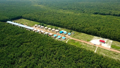 Kỳ tích cao su Việt Nam trên đất Campuchia - Kỳ 1: Niềm tin với người Việt- Ảnh 3. Một khu nhà ở công nhân mới được xây dựng giữa vườn cao su của công ty CPCS Chư Sê Kampong Thom - Ảnh: THẾ KIỆT