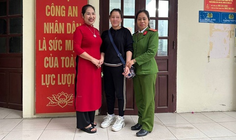Khách ăn trưa chuyển nhầm 270 triệu đồng đã nhận lại tiền- Ảnh 1. Chị H.T.T.T. (giữa) đến trụ sở Công an phường Lam Sơn, TP Thanh Hóa chiều 1-12 để nhận lại số tiền chuyển nhầm từ đại diện nhà hàng Lan Ngan - Ảnh: CTV