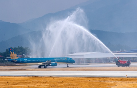 Sân bay Điện Biên lần đầu tiếp nhận máy bay Airbus A321- Ảnh 1. Nghi thức phun nước (water salute) chào đón máy bay Airbus A321 lần đầu hạ cánh xuống sân bay Điện Biên - Ảnh: VNA