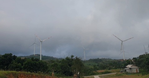 Đề nghị làm rõ trách nhiệm vụ tua bin điện gió trồng sai chỗ- Ảnh 2. Đoàn kiểm tra kiến nghị xử lý trách nhiệm cá nhân, tổ chức liên quan đến việc 21 trụ tua bin gió trồng sai vị trí - Ảnh: QUỐC NAM