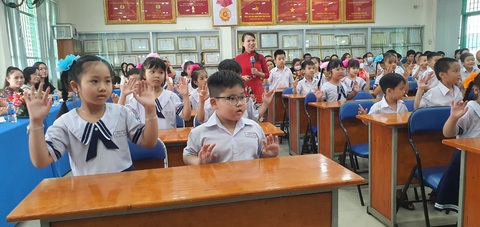Phụ huynh dự giờ tiết học mở 'thấy thương cô giáo quá'- Ảnh 4. Học sinh được vận động ngay trong giờ học chứ không chỉ ngồi một chỗ