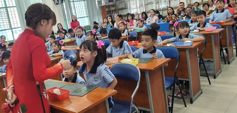 Phụ huynh dự giờ tiết học mở 'thấy thương cô giáo quá'- Ảnh 1. Phụ huynh dự giờ tiết học mở do cô Phạm Minh Trang, lớp 1/1, giảng dạy