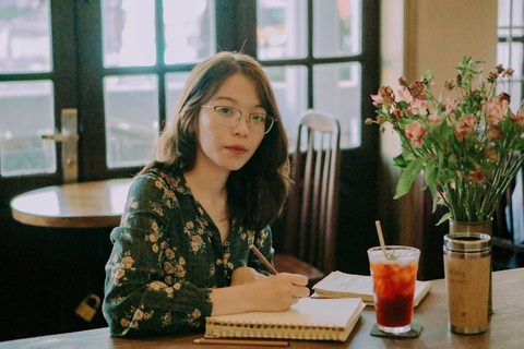 Đừng bỏ quên bản thân trên hành trình trưởng thành- Ảnh 1. Ra mắt sách, lập kênh mạng xã hội là cách chị Minh Trang làm với mong muốn được đồng hành cùng các bạn trẻ trong hành trình học cách lớn lên - Ảnh: NVCC