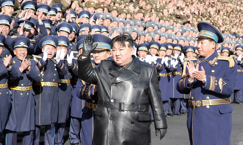 Ảnh do Hãng thông tấn trung ương Triều Tiên (KCNA) công bố ngày 1-12 cho thấy ông Kim Jong Un đang đến thăm lực lượng không quân - Ảnh: KCNA Ảnh do Hãng thông tấn trung ương Triều Tiên (KCNA) công bố ngày 1-12 cho thấy ông Kim Jong Un đang đến thăm lực lượng không quân - Ảnh: KCNA