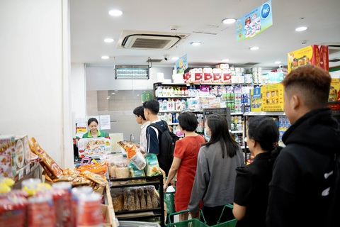 Co.op Food tưng bừng tung chuỗi sự kiện lớn mừng tuổi 15- Ảnh 5. Khách hàng mua sắm tại Co.op Food Nguyễn Thái Học (quận 1, TP.HCM).