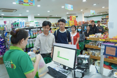 Co.op Food tưng bừng tung chuỗi sự kiện lớn mừng tuổi 15- Ảnh 1. Đông đúc khách hàng mua sắm tại Co.op Food.