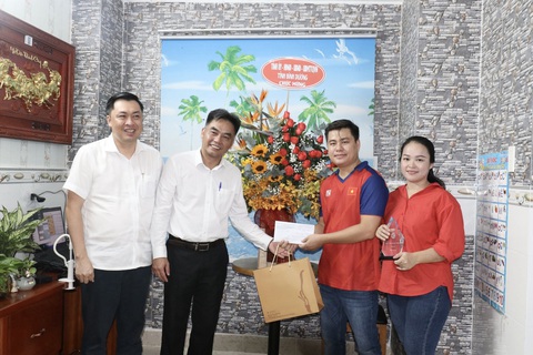 Lãnh đạo tỉnh Bình Dương đến thăm kỳ thủ vô địch thế giới Lại Lý Huynh- Ảnh 2. Ông Nguyễn Lộc Hà - ủy viên thường vụ Tỉnh ủy, phó chủ tịch UBND tỉnh và ông Cao Văn Chóng - phó giám đốc Sở Văn hóa, Thể thao và Du lịch tỉnh - tặng hoa và quà chúc mừng VĐV Lại Lý Huynh và chị Nguyễn Thị Kim Hương, vợ của VĐV Lại Lý Huynh, tại nhà riêng - Ảnh: MAI XUÂN