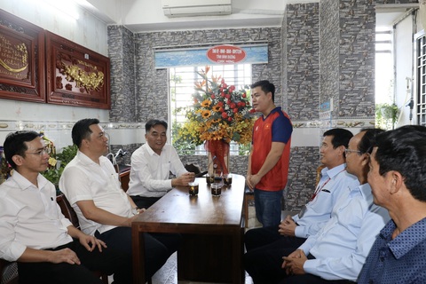 Lãnh đạo tỉnh Bình Dương đến thăm kỳ thủ vô địch thế giới Lại Lý Huynh- Ảnh 1. Vận động viên Lại Lý Huynh cảm ơn lãnh đạo tỉnh Bình Dương đã đến thăm và chúc mừng thành tích huy chương vàng của anh tại Giải vô địch cờ tướng thế giới sáng 1-12 - Ảnh: MAI XUÂN