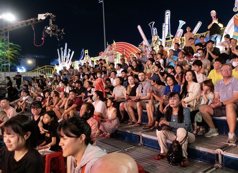 Đông đảo người dân, trong đó có người nước ngoài đến theo dõi ngày đầu Liên hoan nhạc kèn- múa rối TP.HCM 2023 - Ảnh: T.T.D. Đông đảo người dân, trong đó có người nước ngoài, đến theo dõi ngày đầu Liên hoan nhạc kèn - múa rối TP.HCM 2023 - Ảnh: T.T.D.