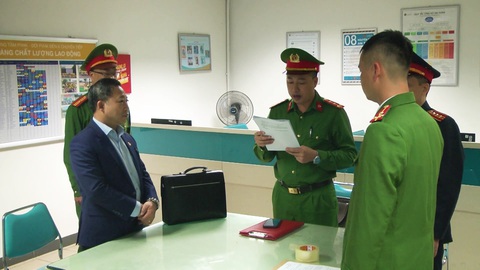 Rà soát các văn bản, phiếu chuyển đơn của ông Lưu Bình Nhưỡng- Ảnh 1. Cơ quan điều tra tống đạt quyết định khởi tố, bắt tạm giam ông Lưu Bình Nhưỡng - Ảnh: Bộ Công an
