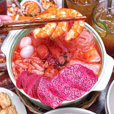 101 kiểu đu trend 'lần đầu tiên trái thanh long'- Ảnh 3. Lần đầu tiên trái thanh long có trong bánh canh.