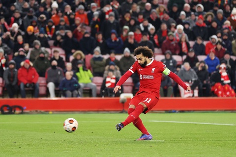 Thắng áp đảo, Liverpool sớm giành vé đi tiếp tại Europa League- Ảnh 2. Salah thực hiện thành công quả phạt đền trong hiệp 2 - Ảnh: AMA
