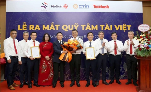 Lễ công bố quyết định thành lập và ra mắt Quỹ Tâm Tài Việt- Ảnh 1. Uỷ viên BCH Trung ương Đảng, Bộ trưởng Bộ Tài chính Hồ Đức Phớc tặng hoa chúc mừng Quỹ Tâm Tài Việt được chính thức hoạt động.
