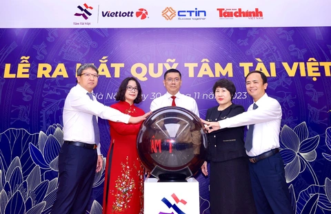 Lễ công bố quyết định thành lập và ra mắt Quỹ Tâm Tài Việt- Ảnh 2. Bà Thang Thị Hạnh - Vụ trưởng, Vụ Tổ chức phi chính phủ của Bộ Nội Vụ, cùng bà Phó Vụ trưởng, Vụ Tài chính ngân hàng của Bộ Tài chính, và Hội đồng Quản lý Quỹ ấn nút chính thức công bố website của Quỹ.