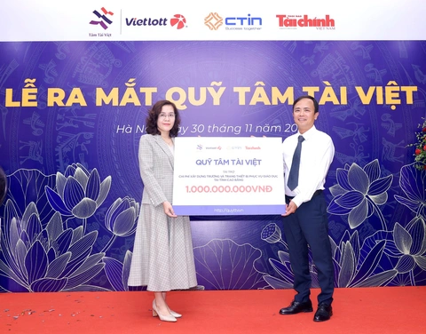 Lễ công bố quyết định thành lập và ra mắt Quỹ Tâm Tài Việt- Ảnh 4. Ông Phạm Thu Phong - Phó Chủ tịch Hội đồng quản lý Quỹ Tâm Tài Việt thay mặt Quỹ trao 01 tỷ đồng đến bà Nguyễn Ngọc Thư - Giám đốc, Sở Giáo dục và Đào tạo tỉnh Cao Bằng.