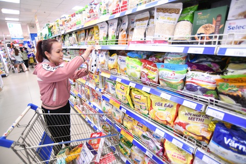 Cho mùa Tết thêm rộn ràng- Ảnh 2. Khách hàng chọn mua ngũ cốc dinh dưỡng Coop Select tại siêu thị - Ảnh: QUANG ĐỊNH