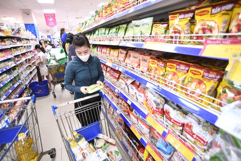 Cho mùa Tết thêm rộn ràng- Ảnh 1. Đông đảo người dân mua sắm ngày cuối tuần tại siêu thị Co.opmart Xa Lộ Hà Nội, TP Thủ Đức (TP.HCM) - Ảnh: QUANG ĐỊNH
