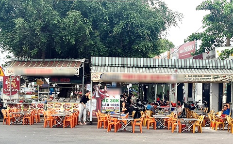 Quán ốc bình dân ở đường Vành Đai Trong (quận Bình Tân) trước đây đông khách, giờ ế ẩm hẳn - Ảnh: MẠNH DŨNG Quán ốc bình dân ở đường Vành Đai Trong (quận Bình Tân) trước đây đông khách, giờ ế ẩm hẳn - Ảnh: MẠNH DŨNG