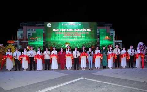Khánh thành quảng trường thành phố có sức chứa hơn 10.000 người ở Đồng Xoài- Ảnh 1. Các đại biểu thực hiện nghi thức cắt băng khánh thành quảng trường thành phố Đồng Xoài - Ảnh: AN BÌNH