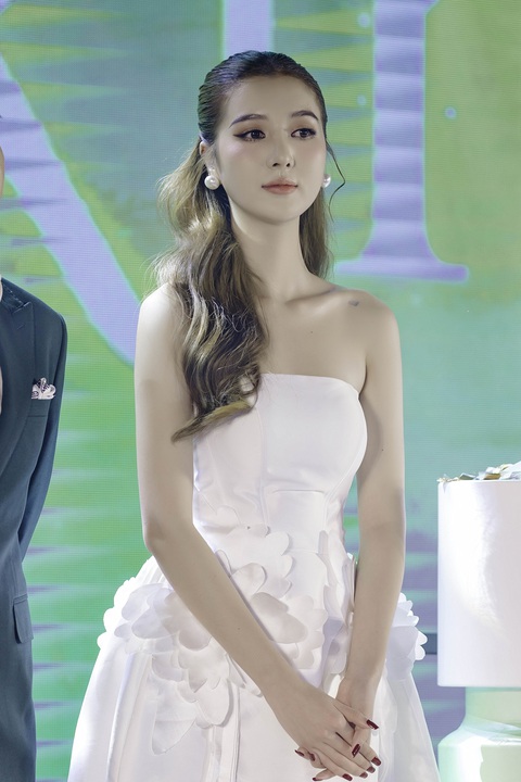 Dàn sao đến chúc mừng Hồ Quang Hiếu lên chức... chủ tịch- Ảnh 5. Tuệ Như đã chuẩn bị tâm lý để trở thành mẹ bỉm sữa.