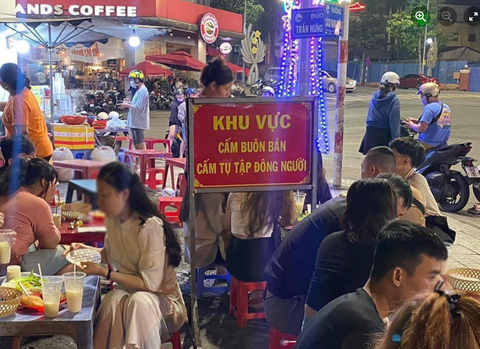 Ảnh vui 1-12: Mắt không thấy, tai không nghe, miệng vẫn ăn- Ảnh 1. Người bán có trước hay người mua có trước?