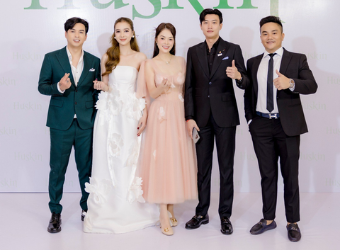 Dương Cẩm Lynh cùng diễn viên Quốc Trường đến chúc mừng vợ chồng Hồ Quang Hiếu lên chức chủ tịch Dương Cẩm Lynh cùng diễn viên Quốc Trường đến chúc mừng vợ chồng Hồ Quang Hiếu lên chức chủ tịch