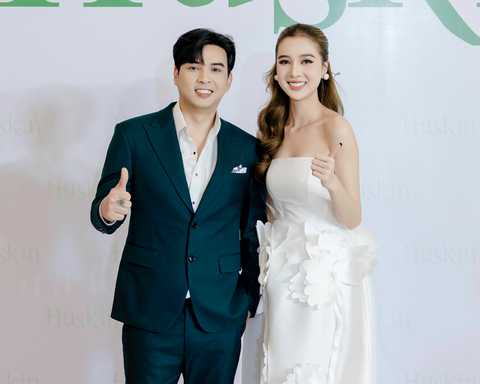 Dương Cẩm Lynh cùng diễn viên Quốc Trường đến chúc mừng vợ chồng Hồ Quang Hiếu lên chức chủ tịch Vợ chồng Hồ Quang Hiếu