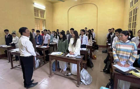 Thầy hiệu trưởng gây sốt khi đứng trước sân trường, chào từng học sinh- Ảnh 2. Thầy Lê Triều Sơn đi từng lớp học để chào học sinh trong ngày đầu đến trường nhận chức hiệu trưởng - Ảnh: ANH THƯ