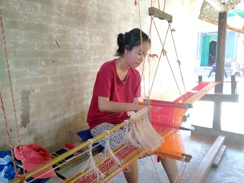 Nhiều bạn trẻ ở làng nghề dệt thổ cẩm Mỹ Nghiệp gần đây đã chọn gắn bó với nghề - Ảnh: T.ĐIỂU Nhiều bạn trẻ ở làng nghề dệt thổ cẩm Mỹ Nghiệp gần đây đã chọn gắn bó với nghề - Ảnh: T.ĐIỂU