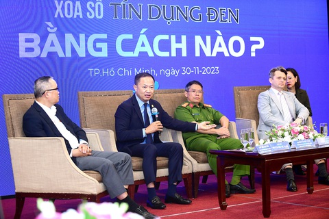 Luật sư Nguyễn Hữu Thế Trạch (thứ hai từ trái sang) và các khách mới chia sẻ tại hội thảo “Xóa sổ tín dụng đen bằng cách nào?” - Ảnh: Q.ĐỊNH Luật sư Nguyễn Hữu Thế Trạch (thứ hai từ trái sang) và các khách mới chia sẻ tại hội thảo “Xóa sổ tín dụng đen bằng cách nào?” - Ảnh: Q.ĐỊNH
