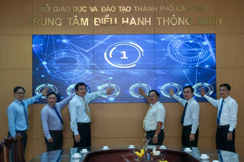 Cuối năm 2023, Cần Thơ sẽ vận hành dữ liệu chung ngành giáo dục- Ảnh 1. Ra mắt Trung tâm điều hành thông minh tại Sở Giáo dục và Đào tạo TP Cần Thơ - Ảnh: T.LŨY